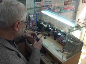 Kırıkkale’de 3 Metrekarelik Dükkanında Yarım Asırdır Zamanı Ayarlıyor