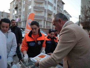 Gemlik Belediyesi Binlerce Kişiye İftar Veriyor