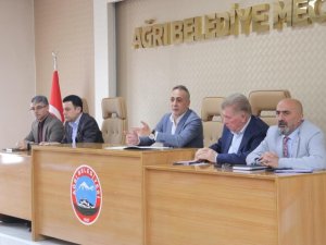 Başkan Karadoğan Belediyede İlk Toplantısını Yaptı
