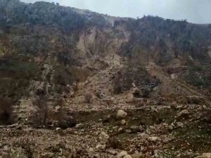 Dağdan Kopan Kaya Parçaları Tut Halkını Tedirgin Ediyor