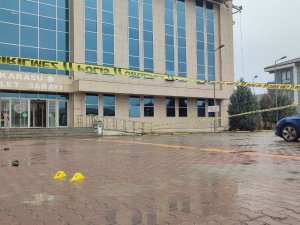 Adalet Sarayı Önünde Koca Dehşeti: Boşanmak İstediği Eşini Silahla Vurdu