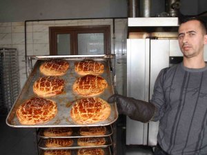 Elazığ’da Ramazan Ayıyla Birlikte ’Nohut Ekmek’ Tezgahtaki Yerini Aldı