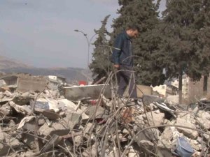 Depremzede O Anları Anlattı: Ailece Aşağı İndiler, 5 Dakika Sonra Bina Çöktü