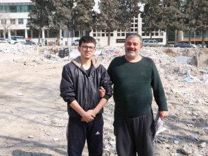 Enkazların Üzerinde Hatıralarını Arıyorlar