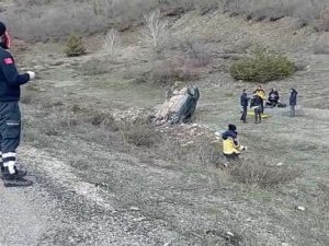 Tunceli’de Otomobil Şarampole Yuvarlandı: 2 Yaralı