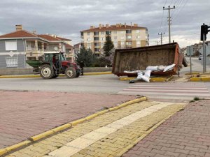 Seyir Halindeki Traktörden Ayrılan Römork Refüje Devrildi