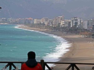 Şiddetli Rüzgarla Oluşan Dalgalar Falezleri Dövdü, Sahili Beyaza Bürüdü