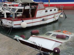 Yenikapı’da Feribotun Oluşturduğu Dalga Balıkçı Teknesini Batırdı: O Anlar Kameraya Yansıdı