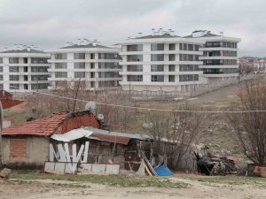 Bir Yanda Milyonluk Evler Diğer Yanda Viraneler