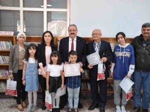 Salihli’de ’Kitap Kurtları’ Ödüllendirildi