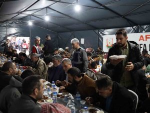 Beyazgül İftar Çadırlarını Ziyaret Ederek Vatandaşlarla İftar Yaptı