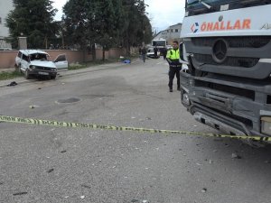 Beton Mikseri Otomobile Çarptı; Anne Öldü, Oğlu Yaralandı
