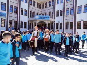 Öğrenciler Teneffüs Zili Yerine Davul Çalarak Ramazan Ruhunu Yaşatıyor