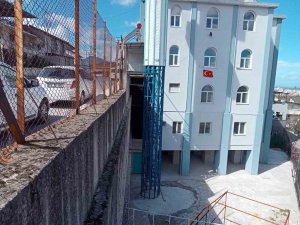 İ̇zmir’de Cami Minaresi Beşik Gibi Sallandı