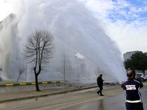 Trabzon'da ana su hattı patladı ortalık savaş alanına döndü