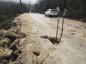 Sağanak Yolda Göçük Oluşturdu