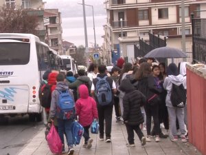 Serviste Çöp Attığı Gerekçesiyle Öğrencinin Darp Edilmesine Velilerden Ve Servisçilerden Tepki Geldi
