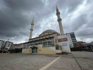 Çocukların Biber Gazlı Oyunu Cami Cemaatini Namazından Etti, İmam Teravih Namazını Tamamlayamadı