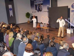 Didim’de ’Dünya Tiyatrolar Günü’ Oyunla Kutlandı