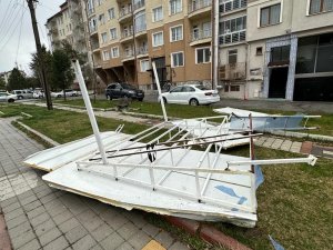 Kütahya’da Şiddetli Fırtına Nedeniyle Uçan Çatı Elektrik Tellerini Kopardı