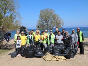 Küdür Yarımadası’nda Sahil Temizliği Yapıldı