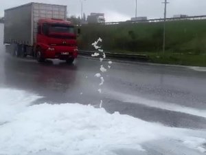 Yağmurla Birlikte Tuzla’da Yollar Köpükle Kaplandı