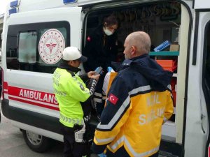 Kamyonet Otomobille Çarpıştı: 1 Yaralı