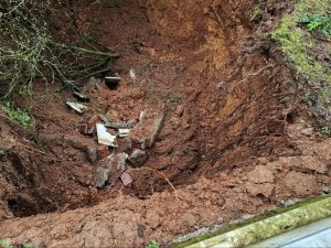 Mezarlığın Ortasında Oluşan Obruk Şaşkına Çevirdi