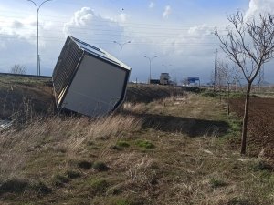 Tırla Hatay’a Götürülen Konteyneri Şiddetli Rüzgar Devirdi