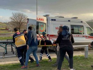 Karşı Şeride Geçen Hafif Ticari Araç, Otomobille Çarpıştı: 3 Yaralı