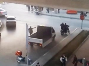 Kuşadası’nda ’Kırmızı Işıkta Geçme’ Kavgasının Yeni Görüntüleri Ortaya Çıktı