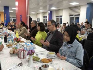 Bakan Kasapoğlu Milli Maç Öncesi Depremzedelerle Birlikte İftarını Yaptı
