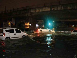 Adana’da Gece Bastıran Sağanak Yağış Yolları Göle Çevirdi