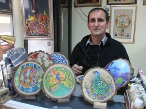 Doğadaki Atık Kütükleri İşleyerek Sanat Eserine Dönüştürüyor
