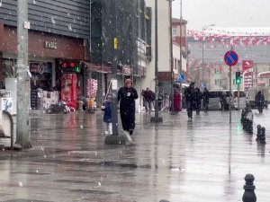 Arnavutköy’de Kar Yağışı Etkili Oluyor
