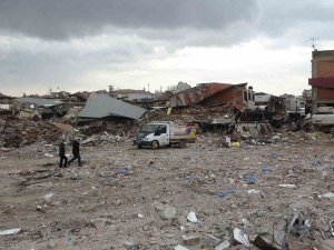 Depremde Enkaza Dönenen Tarihi Çarşının Esnafı ‘Geçmiş Günlerini’ Arıyor