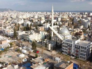 Minare Evin Üzerine Devrildi