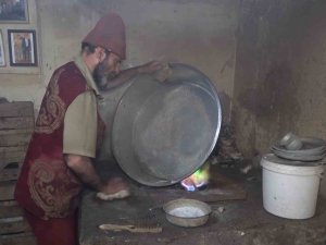 500 Yıllık Çarşıda Meslekler Yaşatılıyor: Depremzede Esnaf, Çalışarak Hayata Tutunuyor