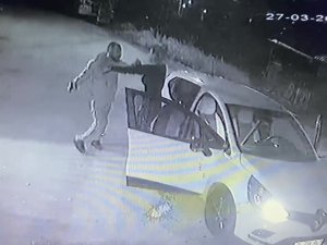 Pendik’te Genç Kadına Sokak Ortasında Silahlı Şiddet Kamerada