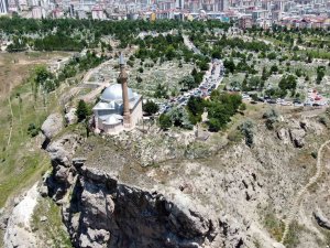 Uçurumun Ucundaki Türbe, Ziyaretçisi Hiç Eksik Olmuyor