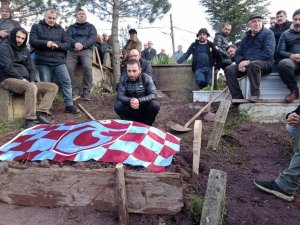 Babalarının Vasiyetini Yerine Getirip Mezarını Trabzonspor Bayrağı İle Örttüler