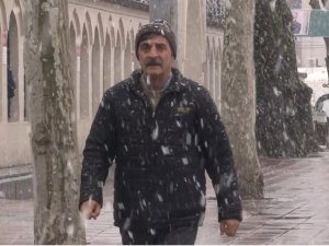 İ̇stanbul’da Vatandaştan Kar Şaşkınlığı: “Abo Üstüm Kar Oldu”