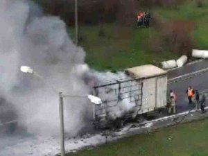 Tem Otoyolu’nda Lastiği Patlayan Tır Alev Aldı