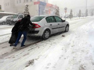 Yozgat’ta Yoğun Kar Yağışı Sürücülere Zor Anlar Yaşattı