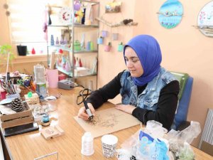 Kadınlar Atık Malzemeleri Ekonomiye Kazandırıyor