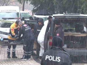 Ümraniye’de Mezarlıktaki Araçta Bir Kişinin Cansız Bedeni Bulundu