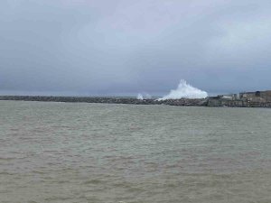 Dalgalar Mendirekleri Aştı