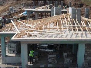 Nurdağı’nda Yöresel Mimariye Uygun Tek Katlı Köy Evleri Yükseliyor