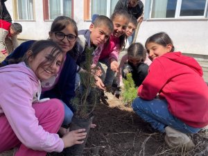 Minik Öğrenciler Fidanları Toprakla Buluşturdu