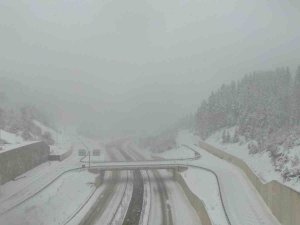 Ilgaz Dağı Geçişinde Yoğun Kar Yağışı Ve Tipi Etkili Oluyor: Kar Kalınlığı 40 Santimetreye Ulaştı